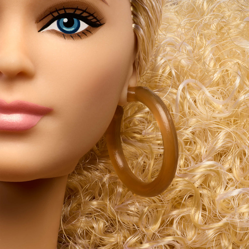 Barbie Signature Barbie Basics - Saia Dourada
