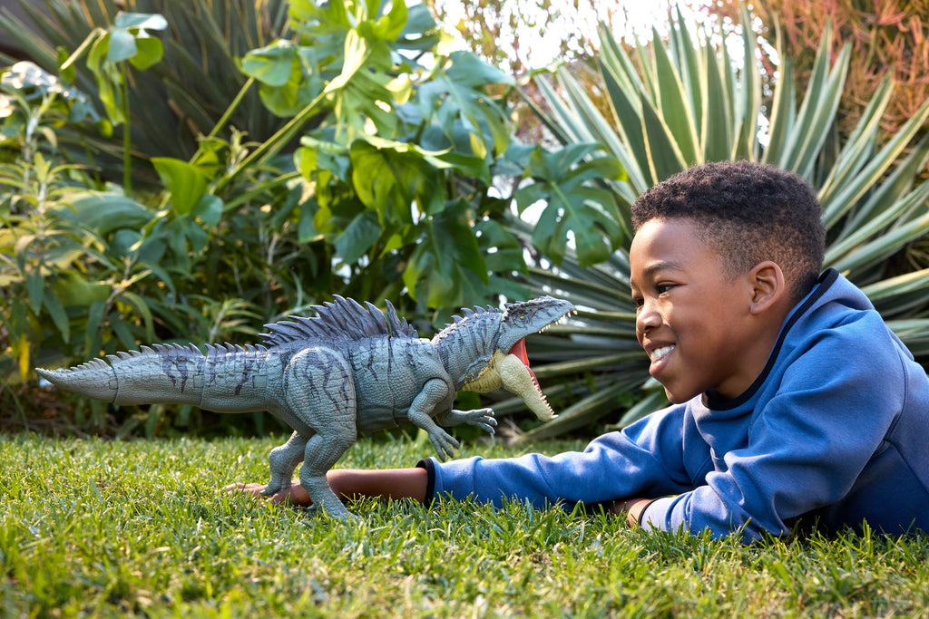 Jurassic World Colossal Chomp Giganotosaurus Figure With Big Bite, Multi Direction Attack