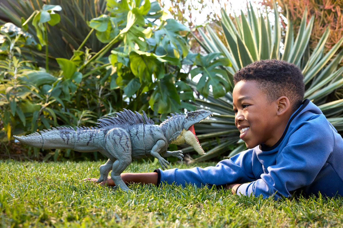 Jurassic World Colossal Chomp Giganotosaurus Figure With Big Bite, Multi Direction Attack