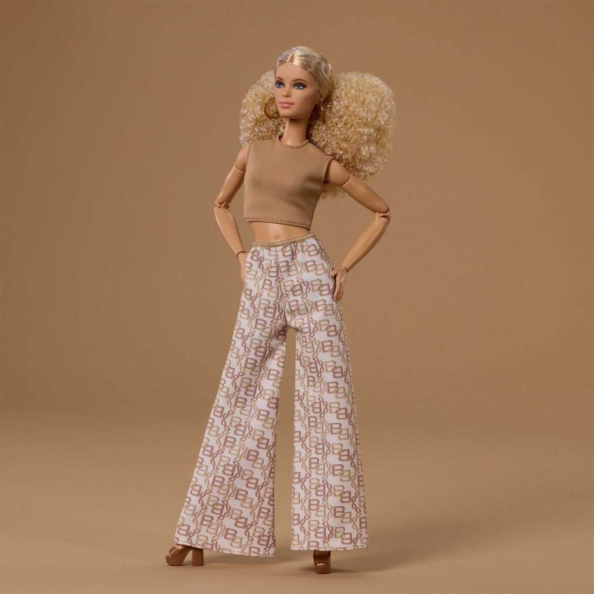 Barbie Signature Barbie Basics Pantalones Dorados