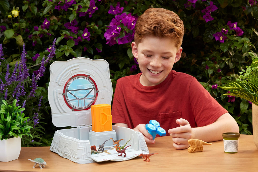 Jurassic World Distortus Rex Lab Sensory Playset With 8 Mini Figures, Fidget Features in Case