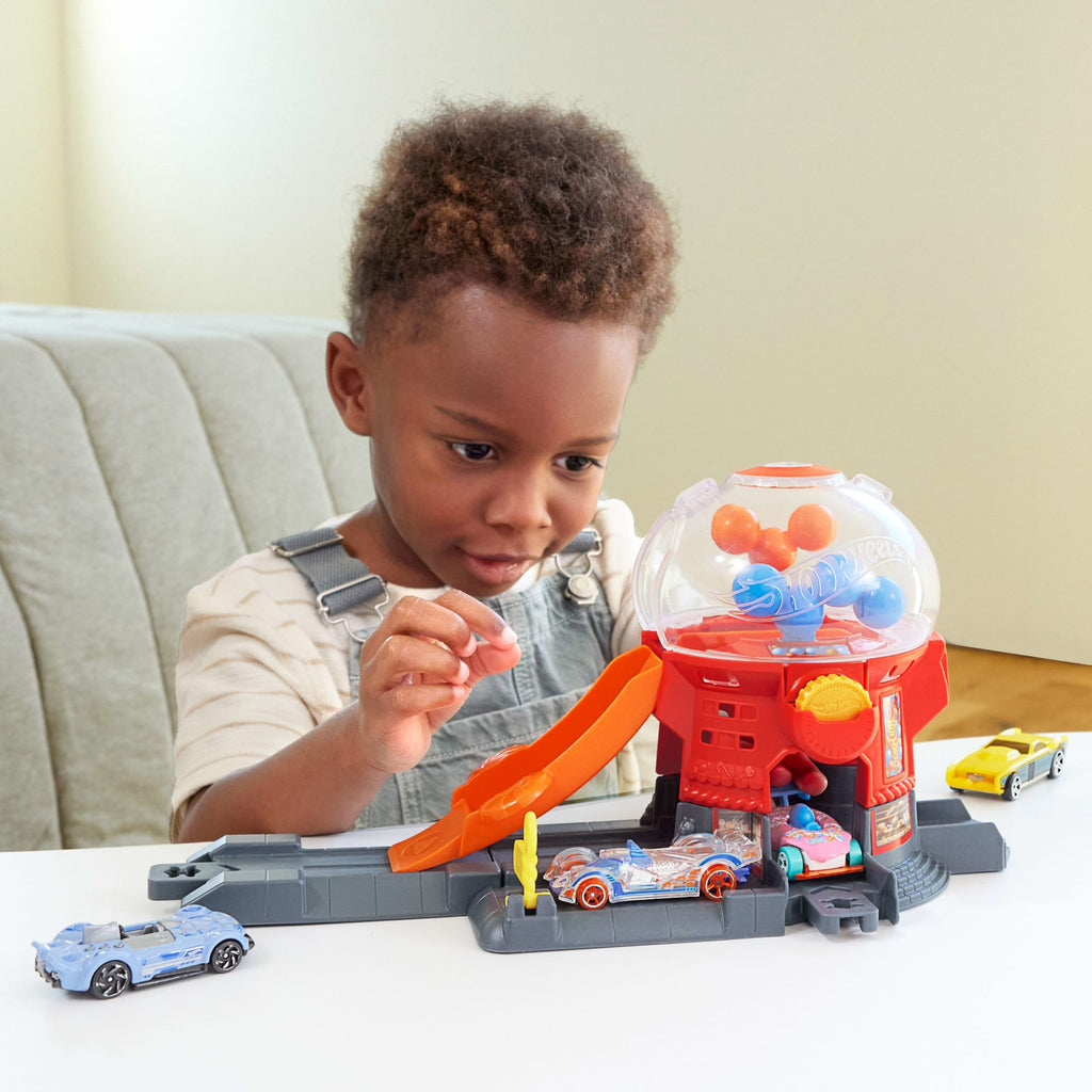 Hot Wheels Downtown Candy Shop Playset & 1:64 Scale Die-Cast Toy Car, Speed Snap Track