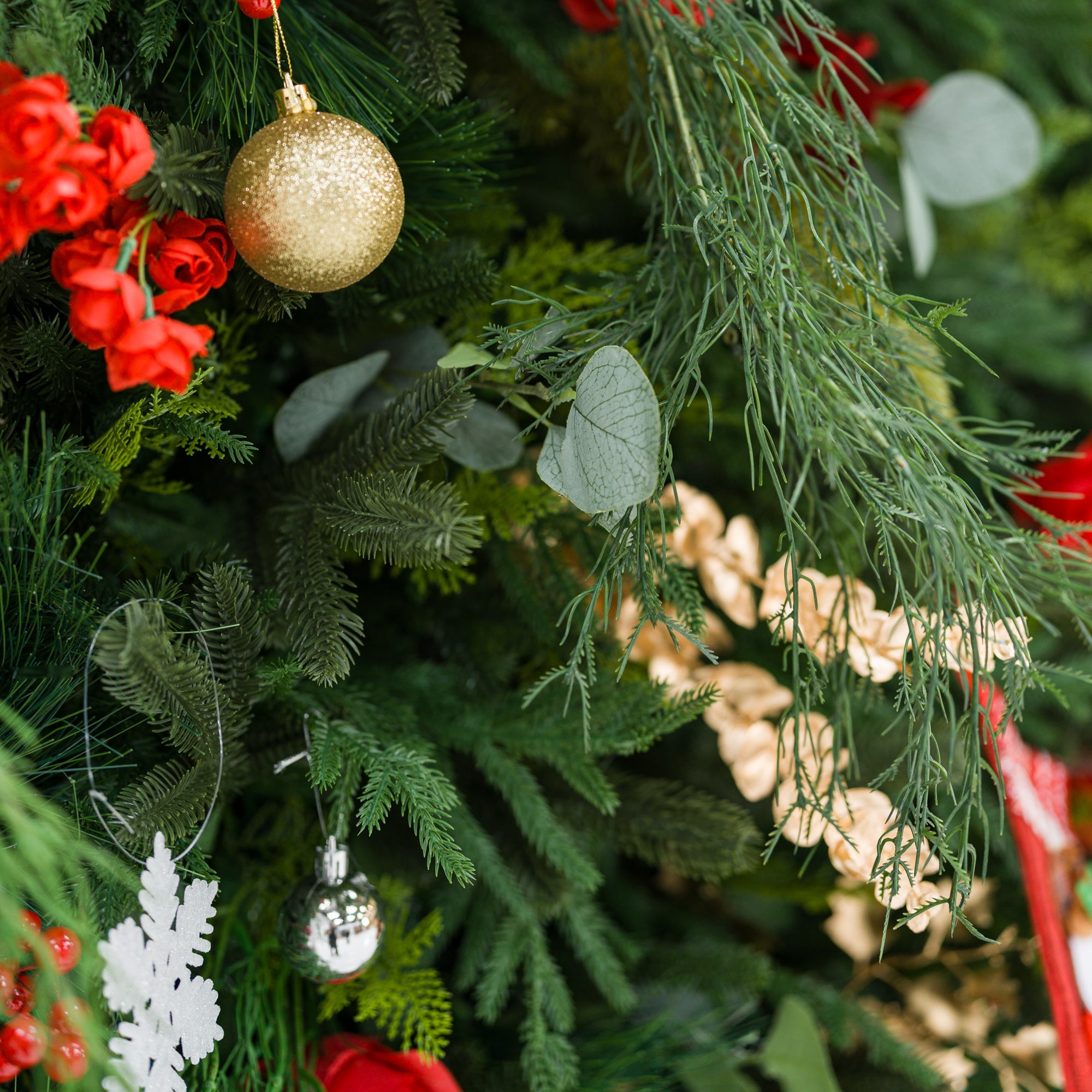 ValarFlowers Christmas Themed Floral Wall Backdrop: Festive Evergreen & Red Rose Masterpiece for Holiday Events & Decor-VF-491-2