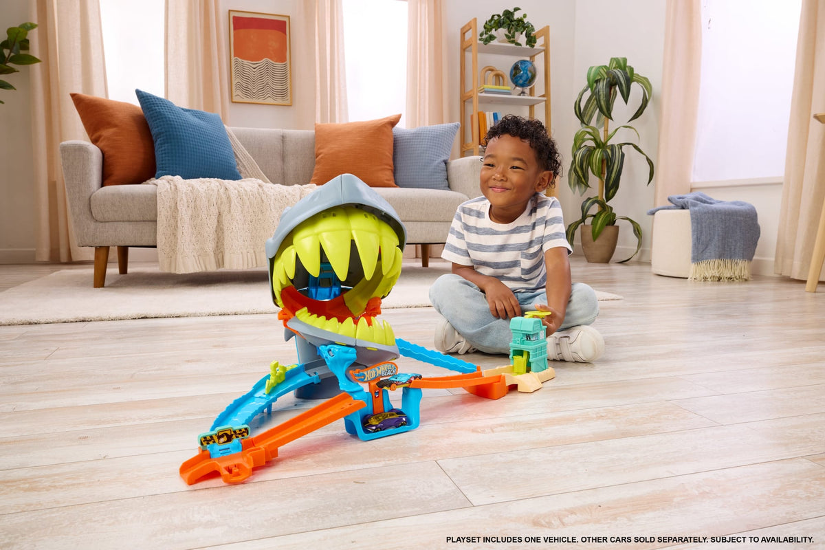 Hot Wheels City Shark Chomp Beach Playset & 1:64 Scale Die-Cast Toy Car, Big Win Moment