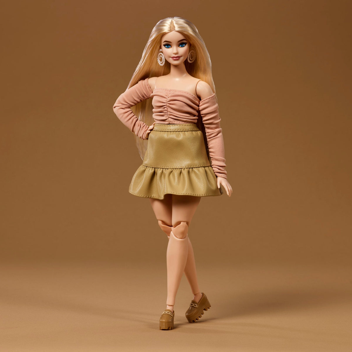 Barbie You Create Barbie Basics Neutral Kit 003, Poupée Mannequin Personnalisable et Vêtements Universels