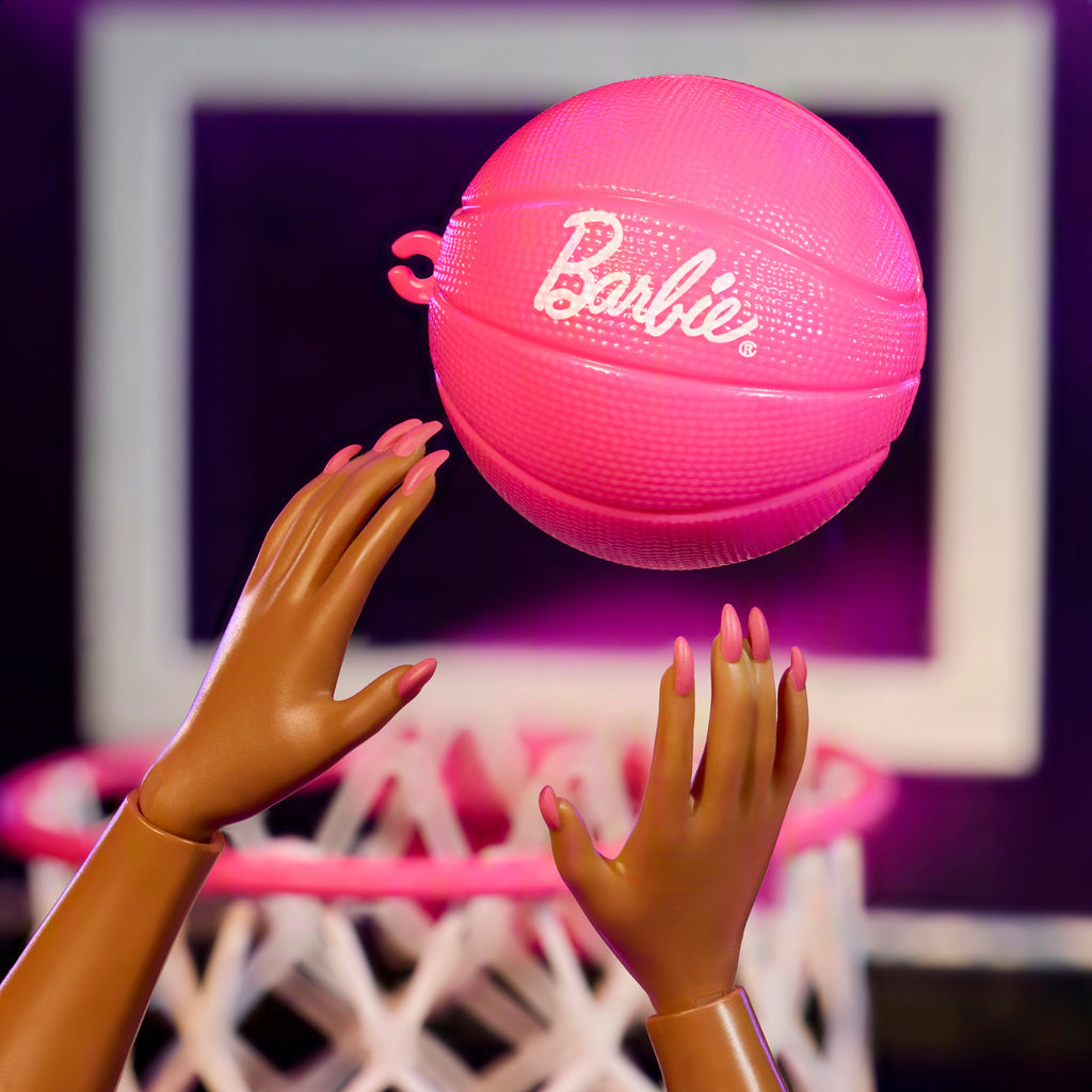 Poupée Barbie Angel Reese, Barbie Signature, Poupée Mode Avec Uniforme de Basketball Rose