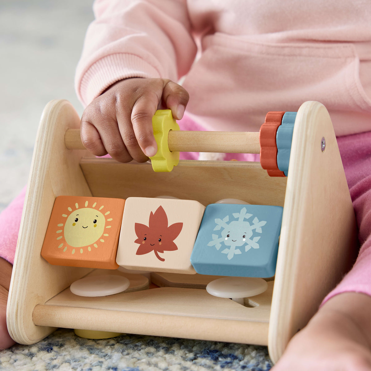 Triangle de Jeu en Bois Fisher-Price, Jouet à Trois Côtés Favorisant La Motricité Fine, 1 Pièce en Bois