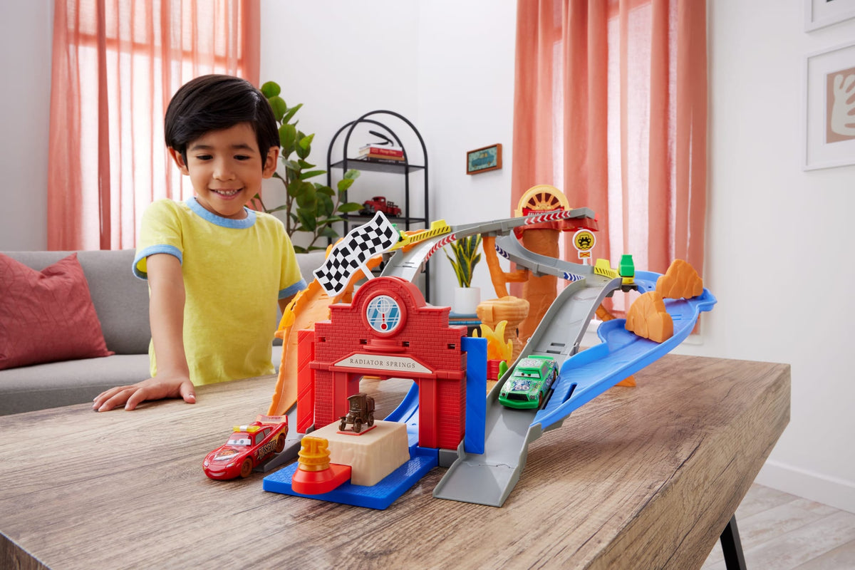 Cars Coffret Piste de Course Rescue Road Course de Radiator Springs