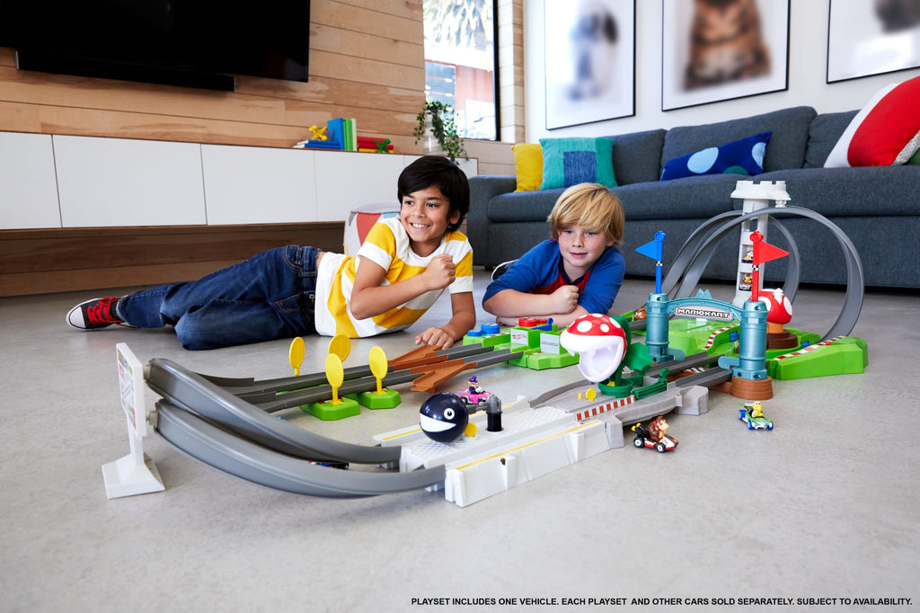 Hot Wheels Mario Kart Circuit Track Set & 2 Mario & Yoshi Karts Vehicles