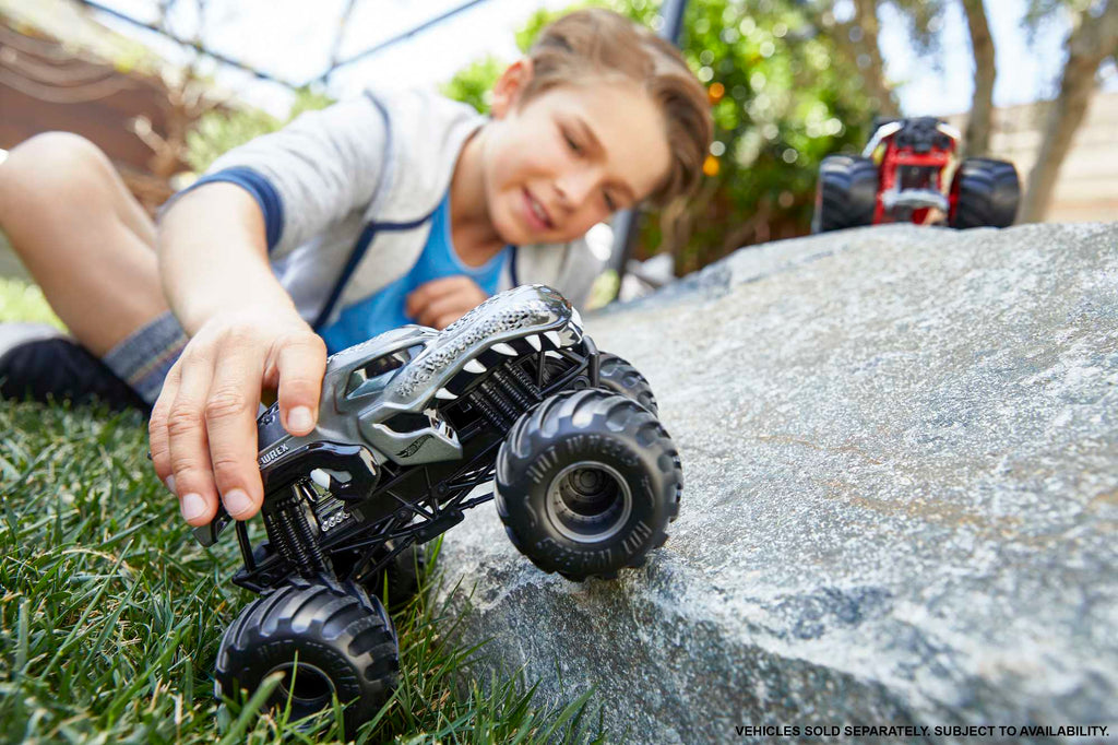 Hot Wheels Monster Trucks, Oversized Monster Truck in 1:24 Scale