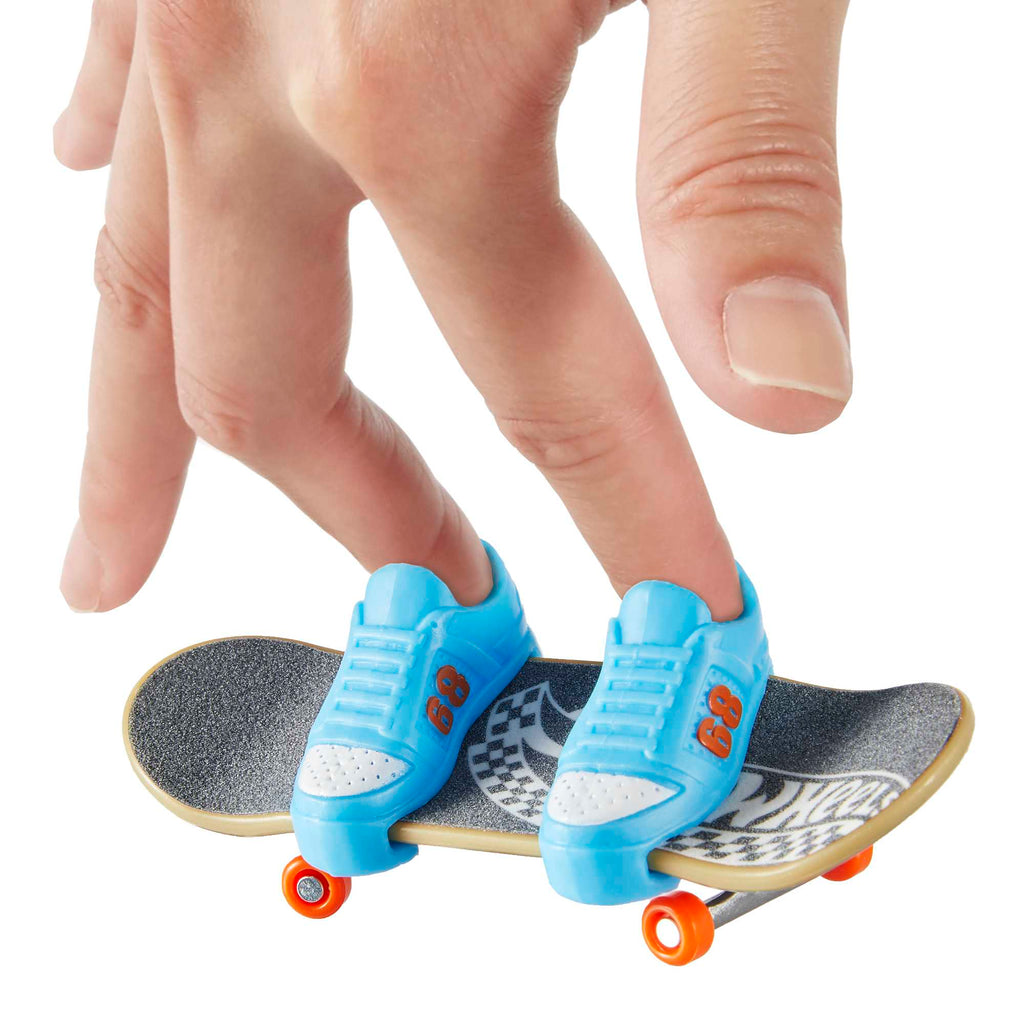 Hot Wheels Skate Veículo de Brinquedo Skateboard com Tênis Variado