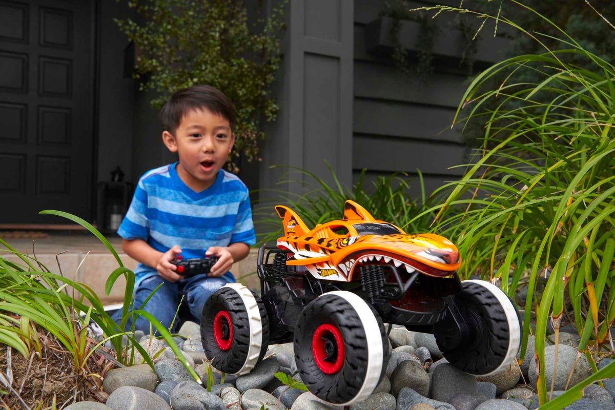 Hot Wheels Monster Trucks Véhicule Téléguidé HW Unstoppable Tiger Shark