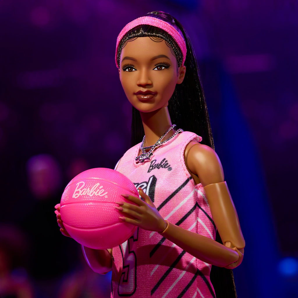 Poupée Barbie Angel Reese, Barbie Signature, Poupée Mode Avec Uniforme de Basketball Rose