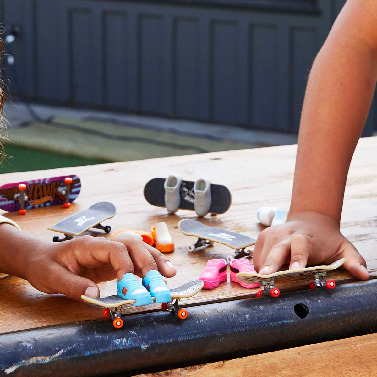 Hot Wheels Skate Veículo de Brinquedo Skateboard com Tênis Variado