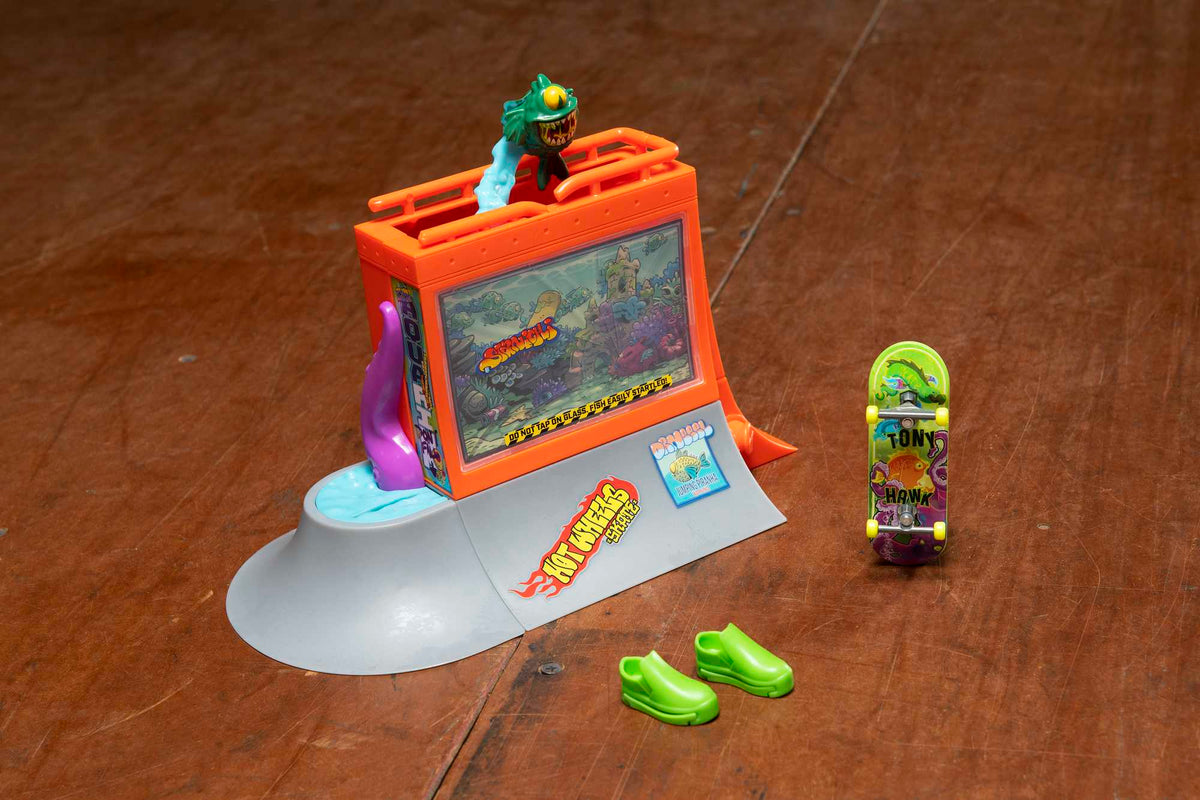 Hot Wheels Skate Aquarium Skatepark Set With Tony Hawk Fingerboard & Skate Shoes