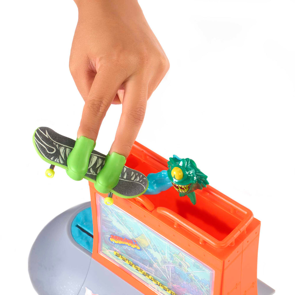 Hot Wheels Skate Aquarium Skatepark Set With Tony Hawk Fingerboard & Skate Shoes