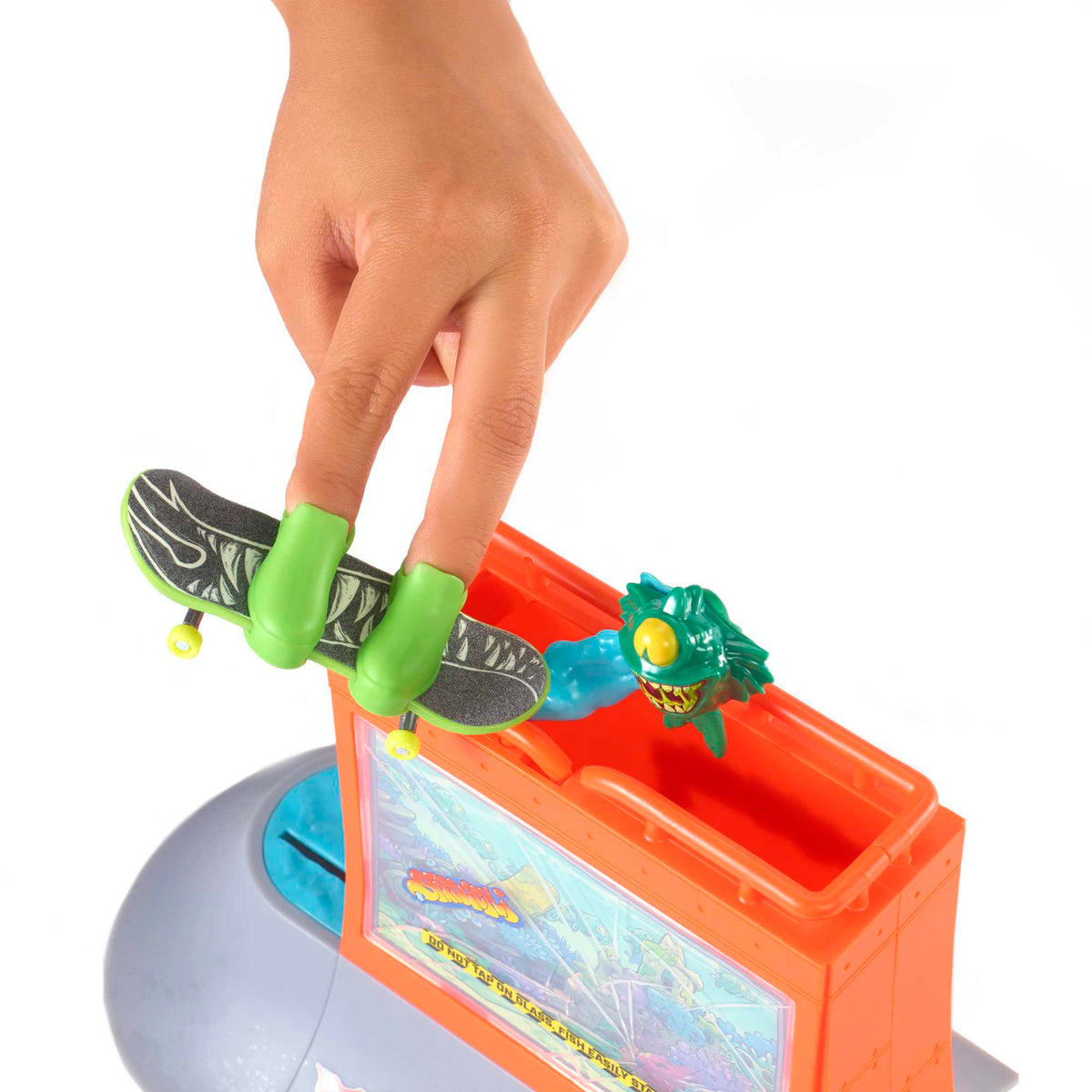 Hot Wheels Skate Aquarium Skatepark Set With Tony Hawk Fingerboard & Skate Shoes